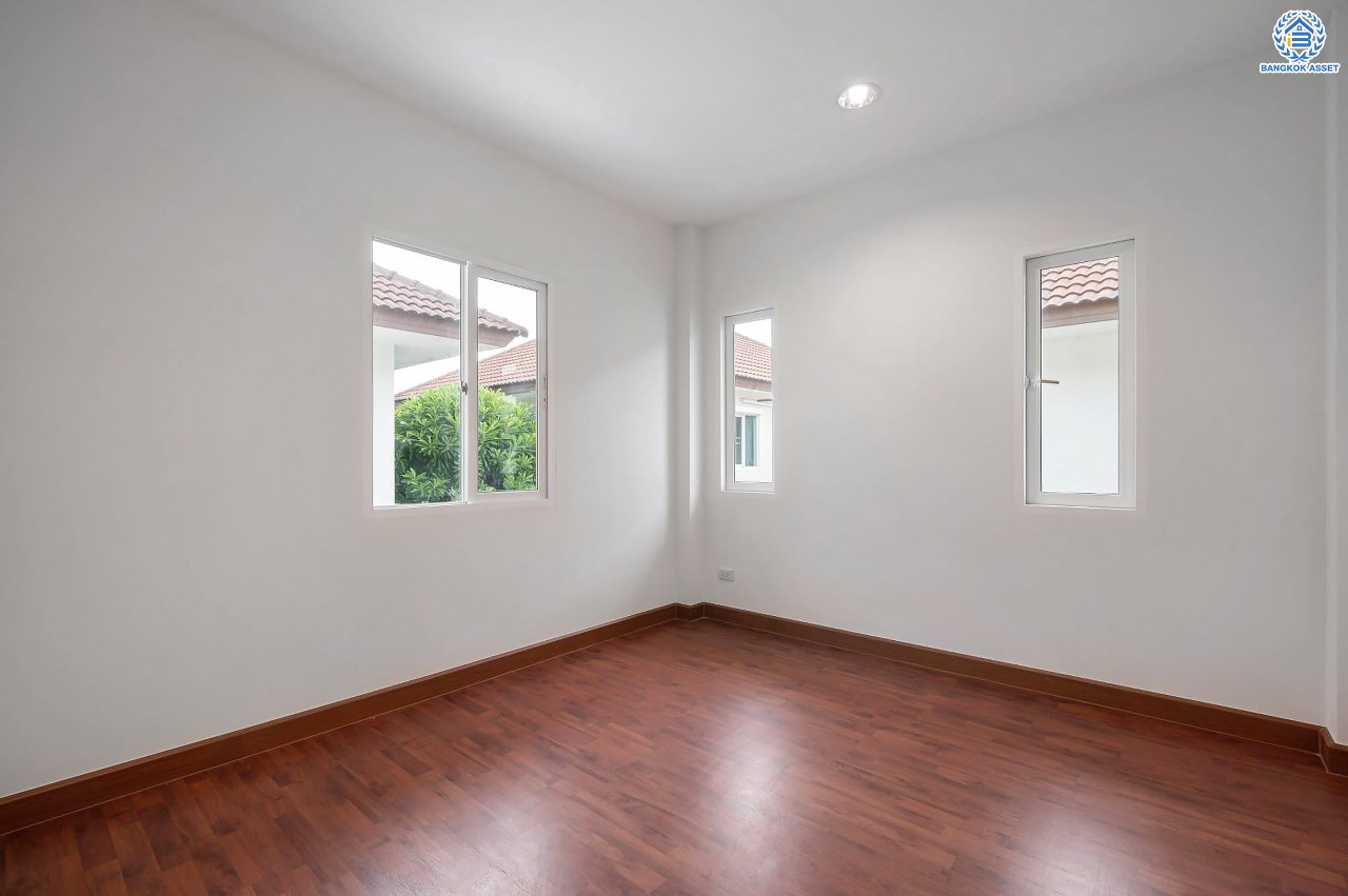 บ้านมือสองตกแต่งใหม่ จากแบรนด์ AP โครงการ เดอะเซนโทร รัตนาธิเบศร์ เนื้อที่ 50.8 ตร.ว. ฟังก์ชันจัดเต็ม 3 ห้องนอน 3 ห้องน้ำ จอดรถได้ 2 คัน บนทำเลศักยภาพ เชื่อมต่อหลายเส้นทางทั้ง ถ.ราชพฤกษ์, ถ.รัตนาธิเบศร์ และถ.กาญจนาภิเษก และเพียง 5 นาทีถึงรถไฟฟ้า "สถานีบางพลู"